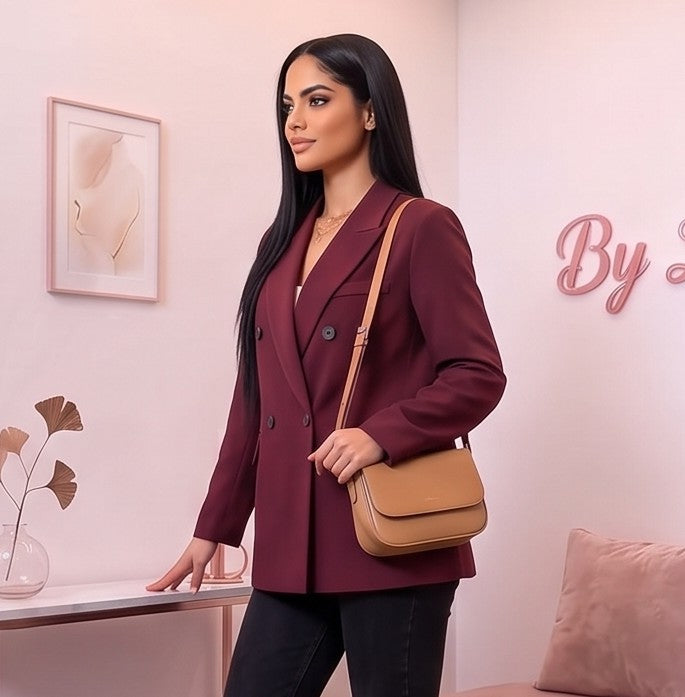 Blazer cruzada de mujer corte holgado en color rojo vino burdeos con solapa clásica doble botonadura bolsillos con solapa y forro interior