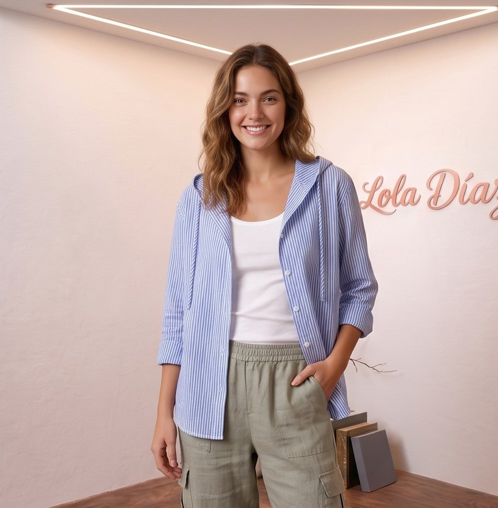 Camisa de corte relajado con capucha y cordón ajustable para mujer, disponible en tejido liso blanco y rayas finas (azul, beige y gris)