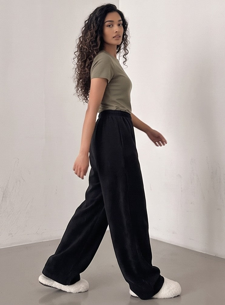 Pantalones de chándal cómodos y elegantes en terciopelo negro, gris y blanco. Pierna ancha y cordón ajustable para un ajuste perfecto