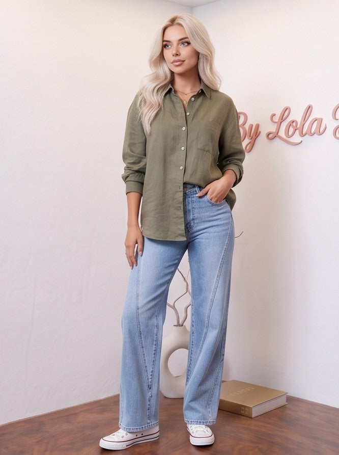 Pantalón vaquero de mujer wide leg de tiro alto en tono azul claro desgastado, con detalle de costuras verticales diagonales al frente y bolsillos traseros estructurados