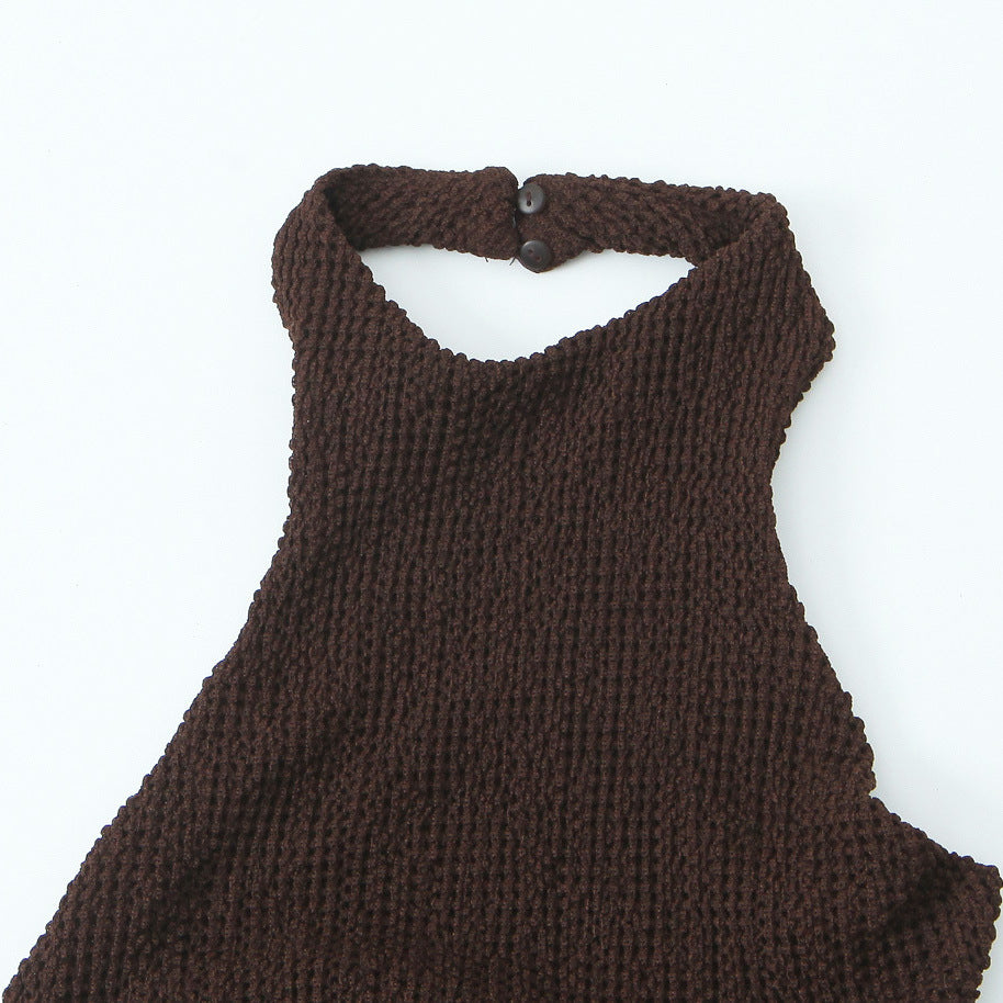 Vestido largo ajustado estilo tubo, sin mangas con cuello halter cerrado y abertura cut-out lateral en cintura alta, con detalle fruncido y tejido texturizado.