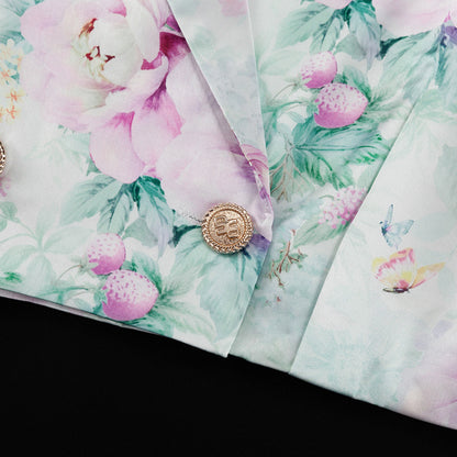Detalle del dobladillo, costuras y acabado de conjunto de dos piezas floral en tonos rosa y pastel: blazer corto cropped de manga larga con solapas y botones frontales combinado con falda-pantalón mini de tiro alto a juego