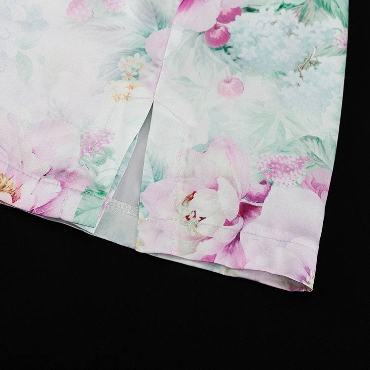 Detalle del dobladillo, costuras y acabado de conjunto de dos piezas floral en tonos rosa y pastel: blazer corto cropped de manga larga con solapas y botones frontales combinado con falda-pantalón mini de tiro alto a juego