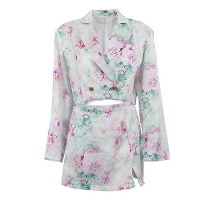 Detalle del dobladillo, costuras y acabado de conjunto de dos piezas floral en tonos rosa y pastel: blazer corto cropped de manga larga con solapas y botones frontales combinado con falda-pantalón mini de tiro alto a juego