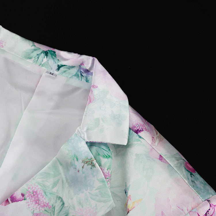 Detalle del dobladillo, costuras y acabado de conjunto de dos piezas floral en tonos rosa y pastel: blazer corto cropped de manga larga con solapas y botones frontales combinado con falda-pantalón mini de tiro alto a juego