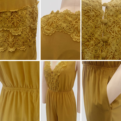 Detalle del dobladillo, costuras y acabado de Mono largo tipo enterizo para mujer en color mostaza, sin mangas, con escote en V y botones decorativos rodeados de encaje floral bordado, cintura elástica fruncida con bolsillos laterales y detalle de puntilla de encaje en el bajo del pantalón.