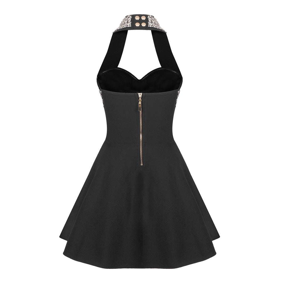 Detalle del dobladillo, costuras y acabado de Vestido corto de fiesta sin mangas con cuello halter cruzado decorado en pedrería brillante, copas estructuradas, botones frontales joya y falda con vuelo con cremallera trasera, disponible en color negro y rosa fucsia.
