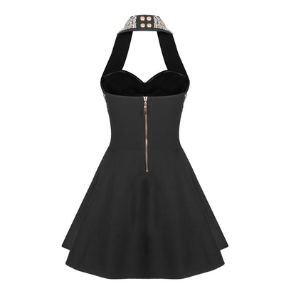 Detalle del dobladillo, costuras y acabado de Vestido corto de fiesta sin mangas con cuello halter cruzado decorado en pedrería brillante, copas estructuradas, botones frontales joya y falda con vuelo con cremallera trasera, disponible en color negro y rosa fucsia.
