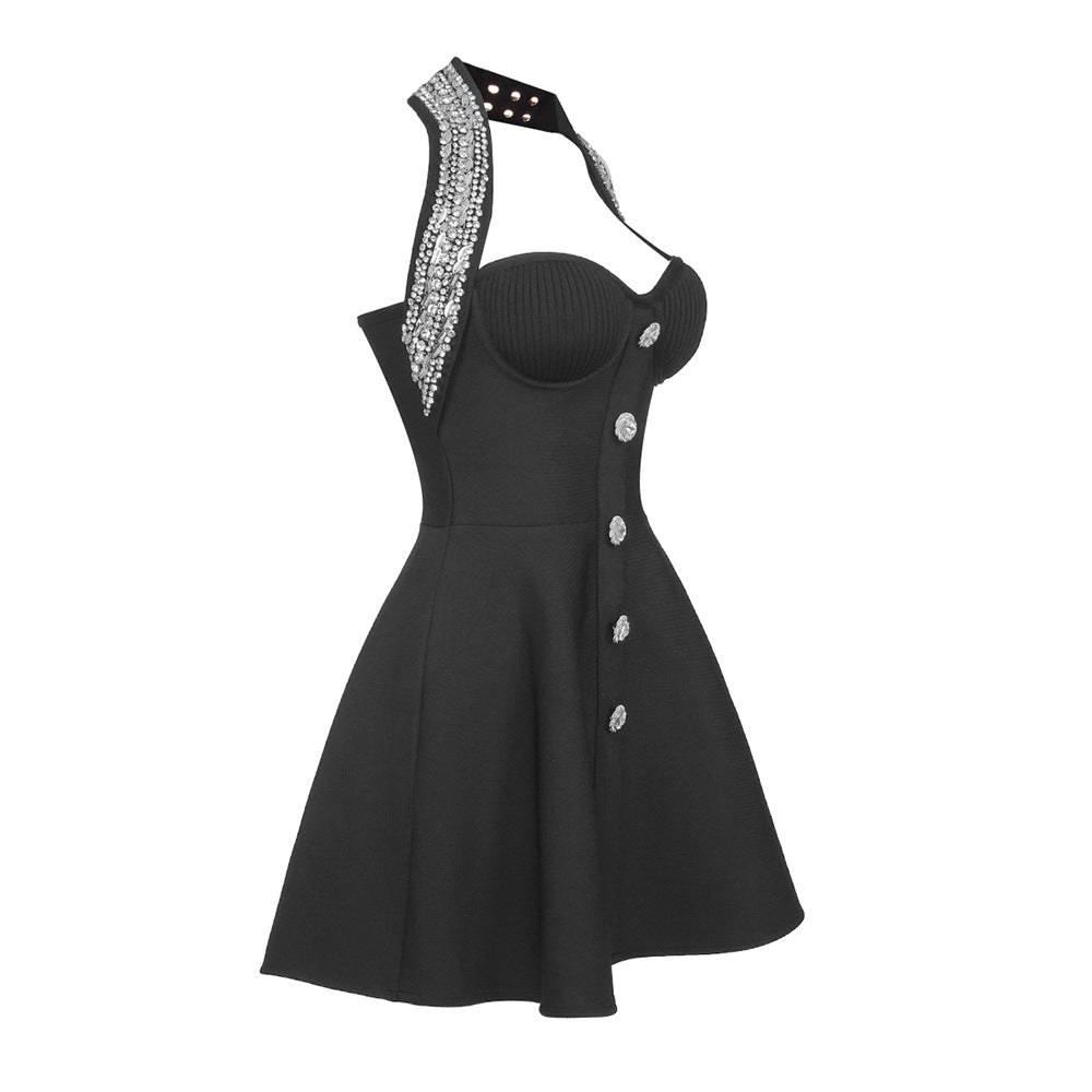 Detalle del dobladillo, costuras y acabado de Vestido corto de fiesta sin mangas con cuello halter cruzado decorado en pedrería brillante, copas estructuradas, botones frontales joya y falda con vuelo con cremallera trasera, disponible en color negro y rosa fucsia.