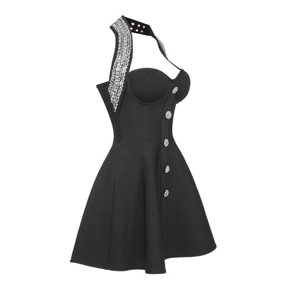 Detalle del dobladillo, costuras y acabado de Vestido corto de fiesta sin mangas con cuello halter cruzado decorado en pedrería brillante, copas estructuradas, botones frontales joya y falda con vuelo con cremallera trasera, disponible en color negro y rosa fucsia.