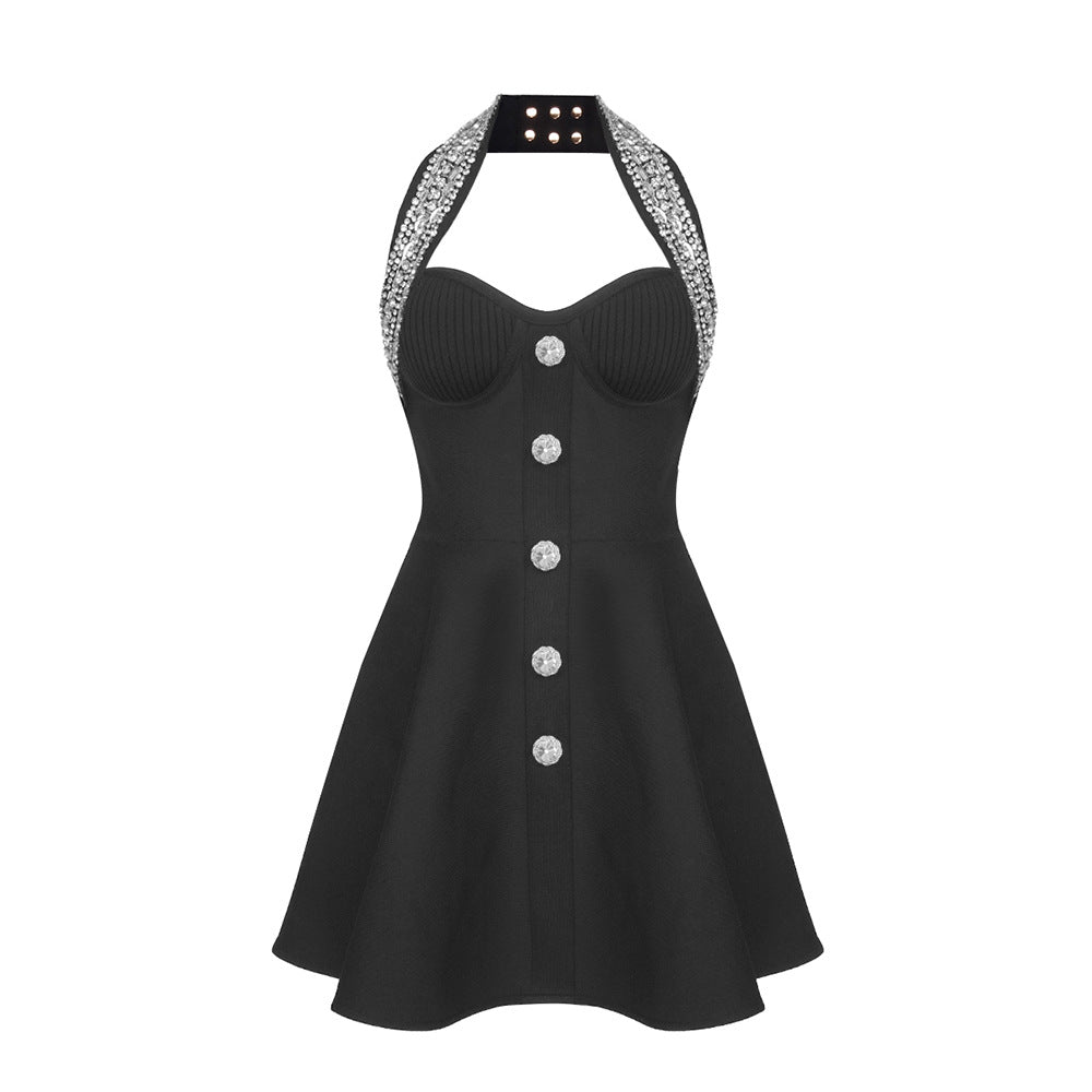 Detalle del dobladillo, costuras y acabado de Vestido corto de fiesta sin mangas con cuello halter cruzado decorado en pedrería brillante, copas estructuradas, botones frontales joya y falda con vuelo con cremallera trasera, disponible en color negro y rosa fucsia.