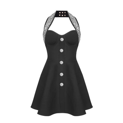 Detalle del dobladillo, costuras y acabado de Vestido corto de fiesta sin mangas con cuello halter cruzado decorado en pedrería brillante, copas estructuradas, botones frontales joya y falda con vuelo con cremallera trasera, disponible en color negro y rosa fucsia.
