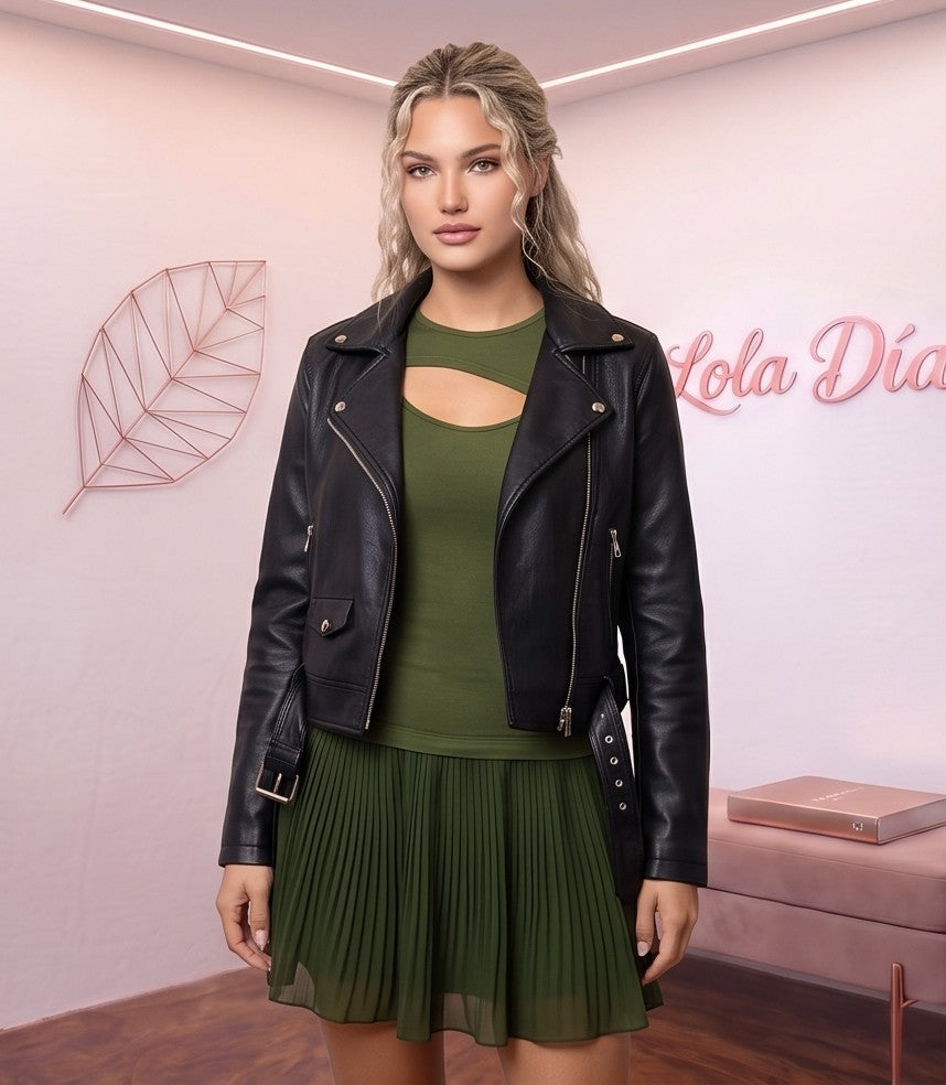 Vestido corto de manga larga y cuello redondo con detalle de abertura asimétrica tipo cut out en el escote, cuerpo entallado liso en tejido elástico y falda corta con vuelo en tablas plisadas combinadas