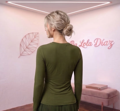 Vestido corto de manga larga y cuello redondo con detalle de abertura asimétrica tipo cut out en el escote, cuerpo entallado liso en tejido elástico y falda corta con vuelo en tablas plisadas combinadas