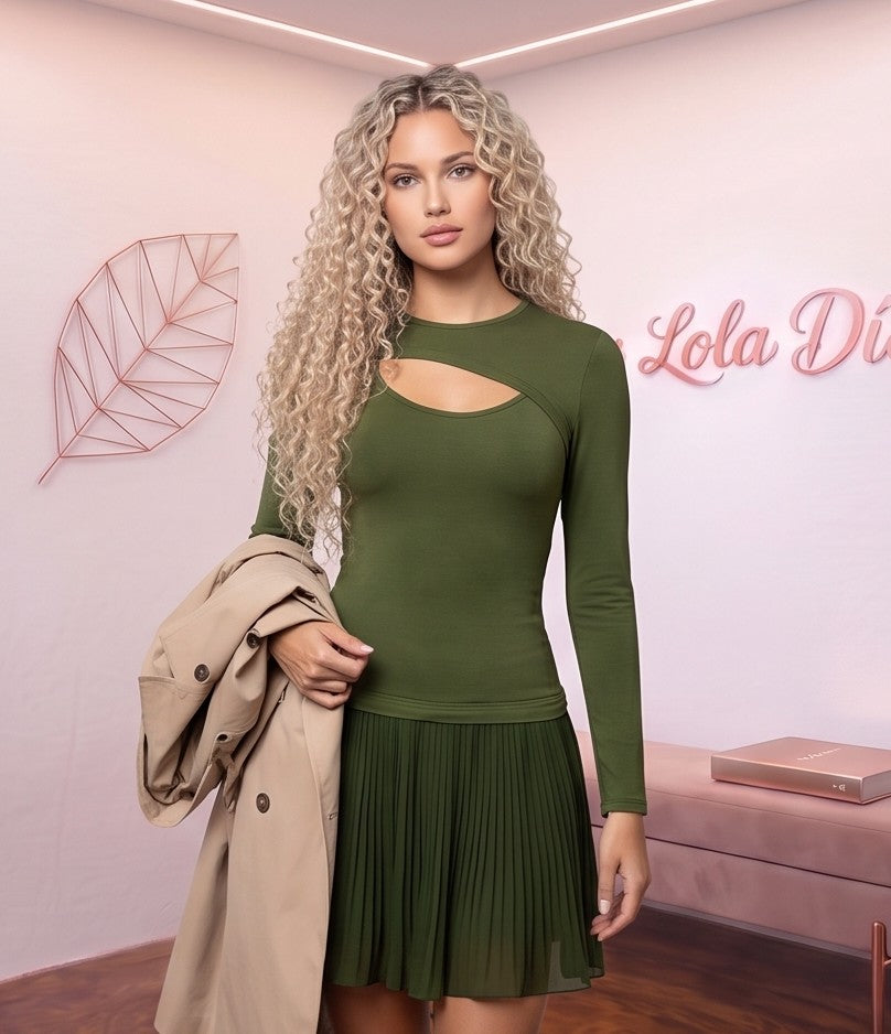 Vestido corto de manga larga y cuello redondo con detalle de abertura asimétrica tipo cut out en el escote, cuerpo entallado liso en tejido elástico y falda corta con vuelo en tablas plisadas combinadas