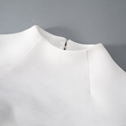 Detalle del dobladillo, costuras y acabado de Vestido corto entallado de manga larga en color liso con cuello subido y falda de línea A, detalle de abertura en la espalda con botones de perla y cierre de cremallera.