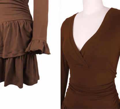 Detalle del dobladillo, costuras y acabado de Vestido corto casual para mujer en tejido elástico suave con escote en pico cruzado, cuerpo fruncido, manga larga con puños acampanados y falda con volante doble superpuesto