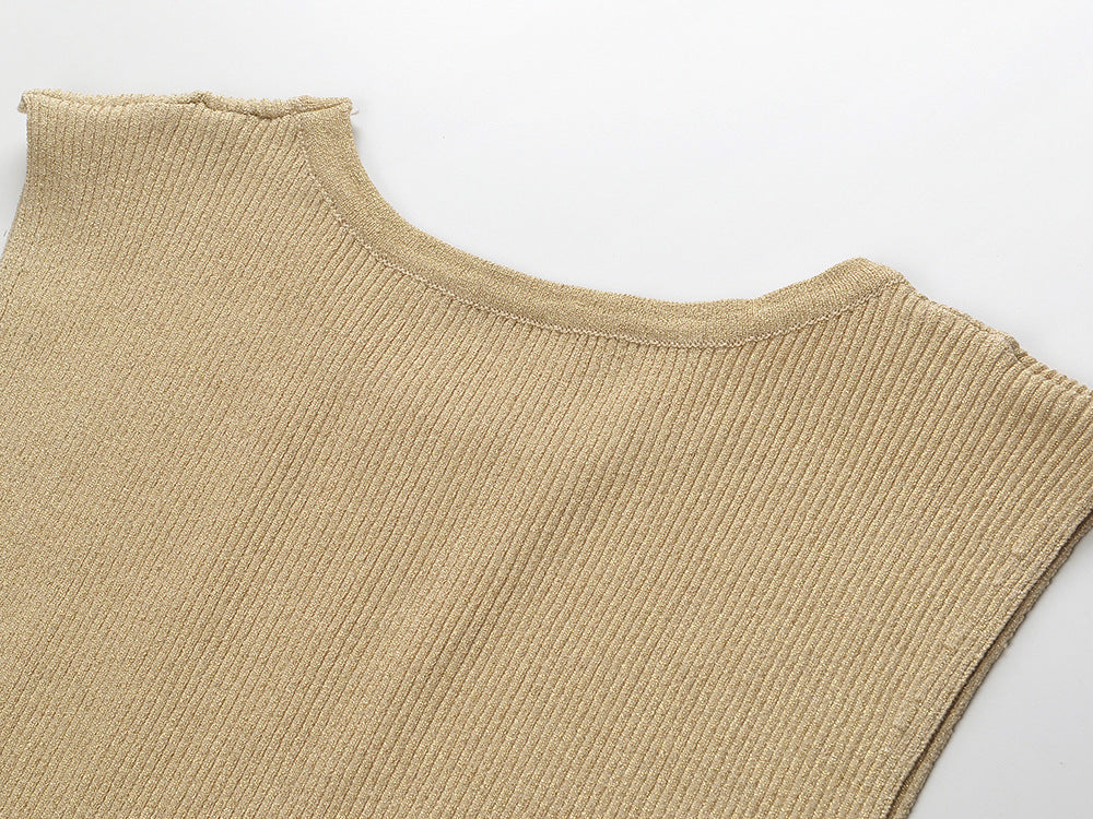 Detalle del dobladillo, costuras y acabado de Vestido midi ajustado sin mangas para mujer confeccionado en punto acanalado fino de seda de hielo, con cuello redondo y corte asimétrico en el bajo decorado con flecos largos.