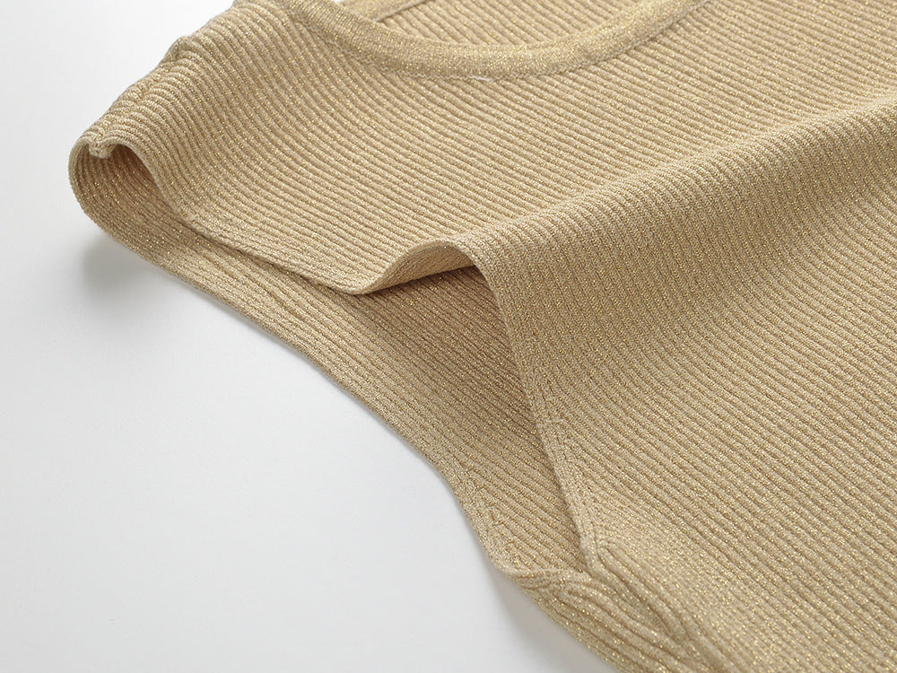 Detalle del dobladillo, costuras y acabado de Vestido midi ajustado sin mangas para mujer confeccionado en punto acanalado fino de seda de hielo, con cuello redondo y corte asimétrico en el bajo decorado con flecos largos.