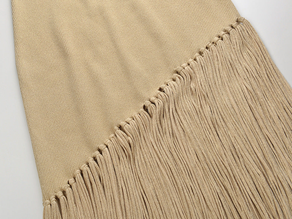 Detalle del dobladillo, costuras y acabado de Vestido midi ajustado sin mangas para mujer confeccionado en punto acanalado fino de seda de hielo, con cuello redondo y corte asimétrico en el bajo decorado con flecos largos.