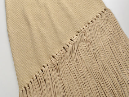 Detalle del dobladillo, costuras y acabado de Vestido midi ajustado sin mangas para mujer confeccionado en punto acanalado fino de seda de hielo, con cuello redondo y corte asimétrico en el bajo decorado con flecos largos.
