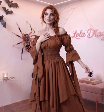 Vestido medieval renacentista largo estilo victoriano con escote elástico de hombros descubiertos, torso tipo nido de abeja ajustado, mangas acampanadas con volantes y falda escalonada con vuelo, disponible en 9 colores: negro, blanco, verde oliva, vino tinto burdeos, azul marino, azul rey, marrón chocolate, naranja calabaza y beige albaricoque.