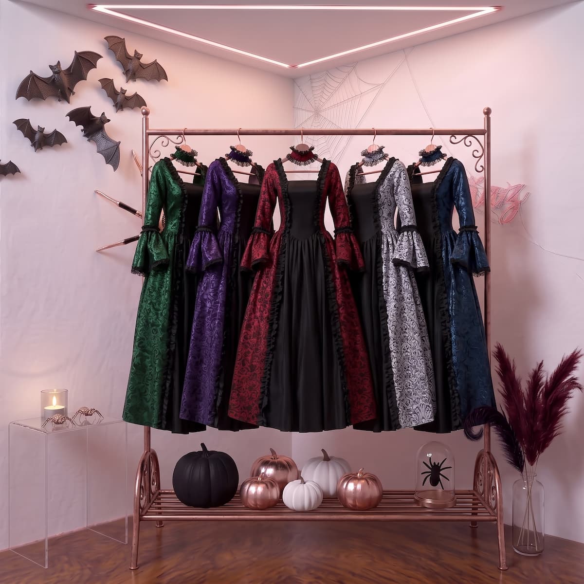 Vestido de época victoriana y corte medieval para mujer en tejido de damasco satinado con estampado floral barroco y panel frontal liso en contraste; presenta escote cuadrado ribeteado con encaje fruncido, mangas largas acampanadas estilo campana, corpiño ajustable tipo corsé en la espalda con lazada y gargantilla a juego. Disponible en cinco variantes de color combinadas con negro: verde esmeralda, morado berenjena, rojo granate, azul petróleo y blanco plateado.