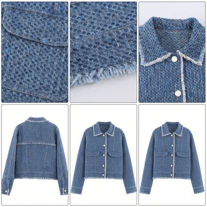 Chaqueta corta de mujer en tejido texturizado azul denim con bolsillos frontales de parche, cuello clásico y botones blancos estilo joya, ideal para un look casual y urbano.