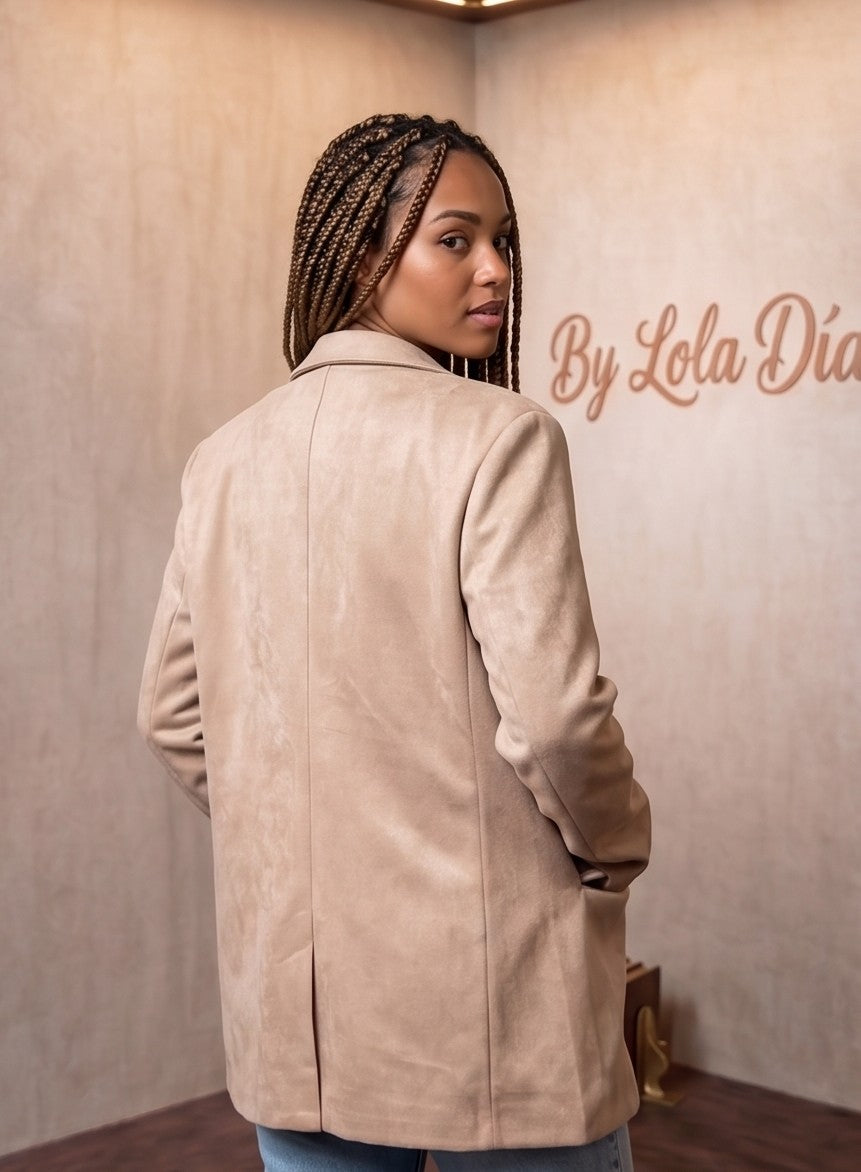 Blazer de antelina color beige camel para mujer, corte oversize con solapa clásica y cierre de un botón, mostrado en diferentes poses y combinaciones de ropa casual y elegante.