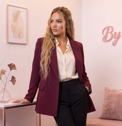 Blazer cruzada de mujer corte holgado en color rojo vino burdeos con solapa clásica doble botonadura bolsillos con solapa y forro interior