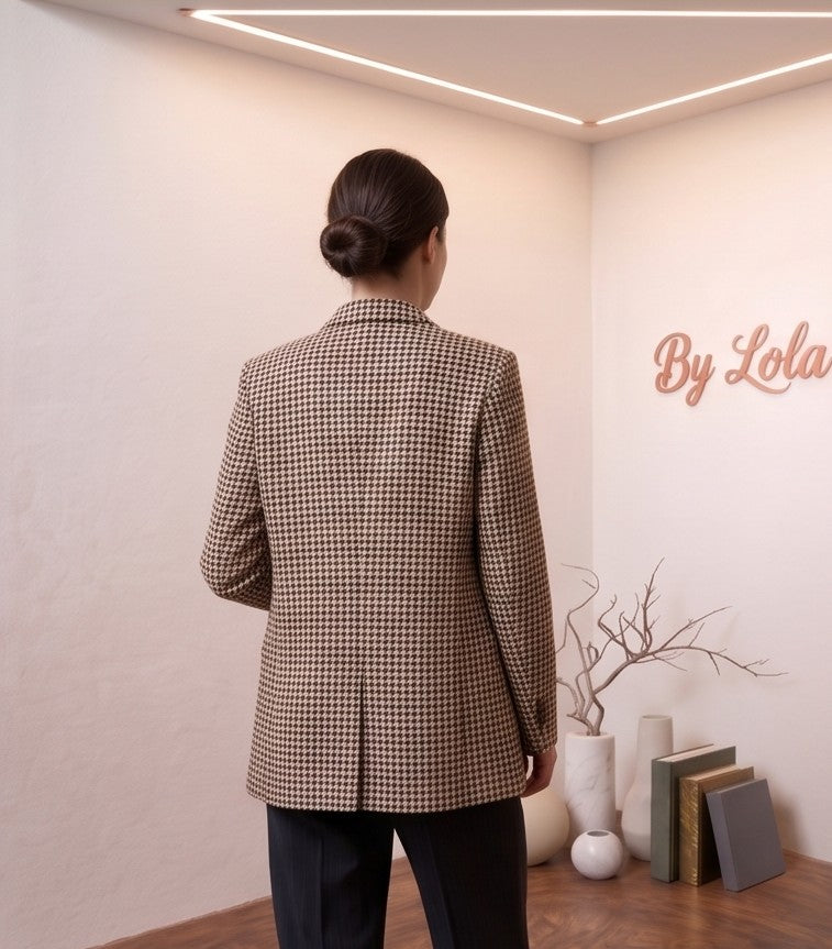 Blazer estructurado para mujer con estampado clásico de pata de gallo en tonos marrón y beige, solapas de muesca y corte recto elegante.