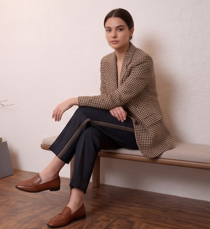 Blazer estructurado para mujer con estampado clásico de pata de gallo en tonos marrón y beige, solapas de muesca y corte recto elegante.