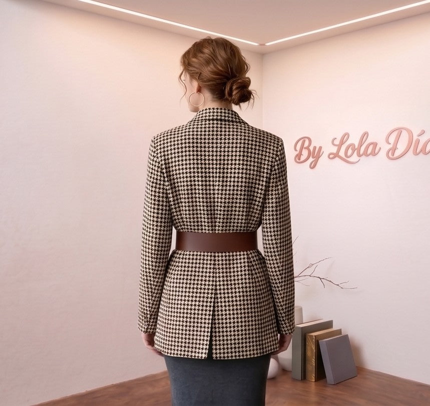Blazer estructurado para mujer con estampado clásico de pata de gallo en tonos marrón y beige, solapas de muesca y corte recto elegante.