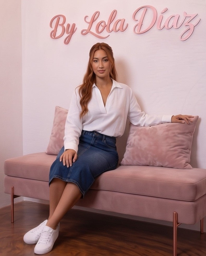 Blusa fluida de mujer en color blanco con cuello camisero abierto en V, diseño frontal cruzado drapeado, manga larga holgada con puño de botón y corte suelto con bajo asimétrico