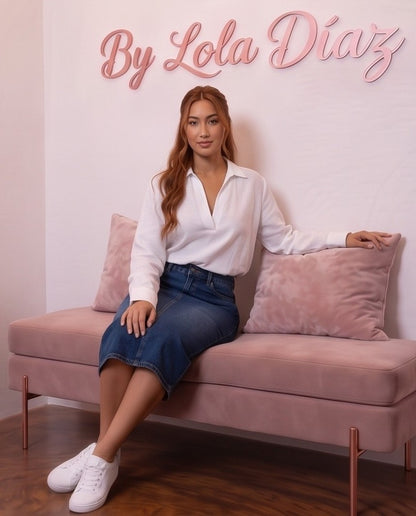 Blusa fluida de mujer en color blanco con cuello camisero abierto en V, diseño frontal cruzado drapeado, manga larga holgada con puño de botón y corte suelto con bajo asimétrico