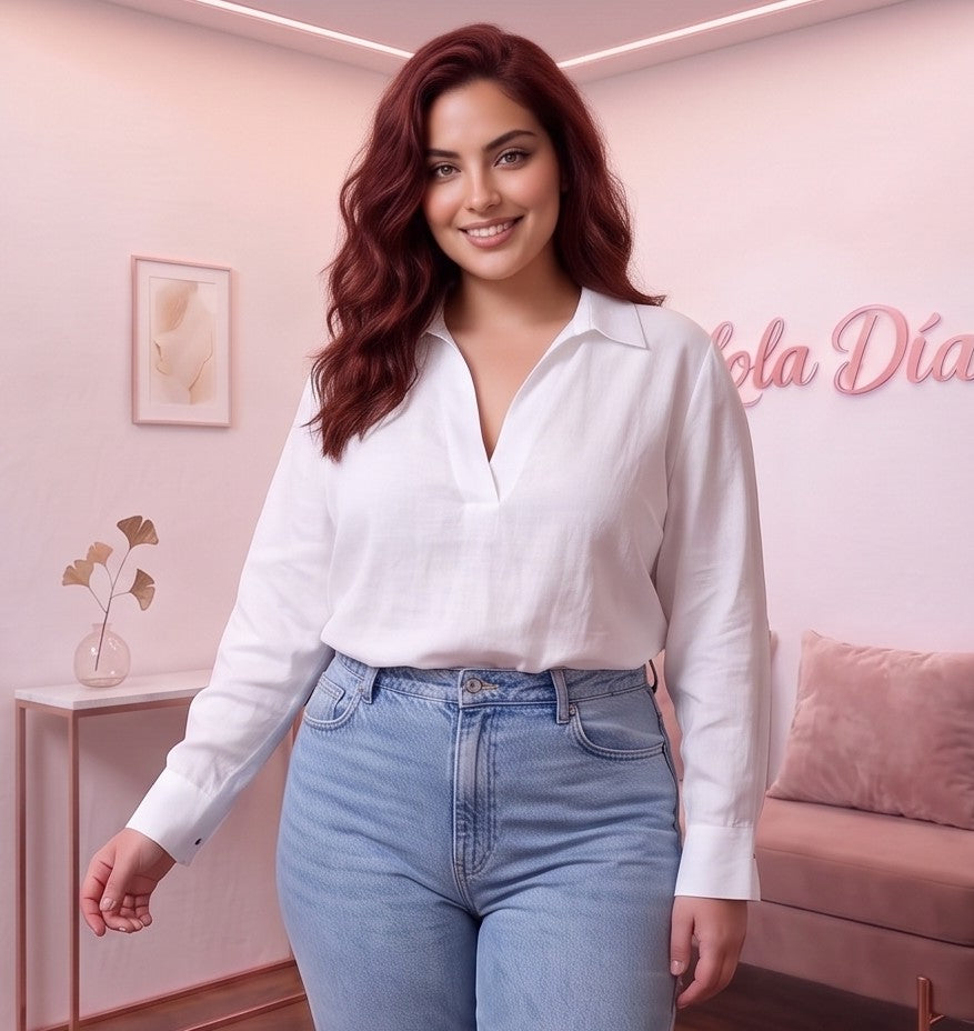 Blusa fluida de mujer en color blanco con cuello camisero abierto en V, diseño frontal cruzado drapeado, manga larga holgada con puño de botón y corte suelto con bajo asimétrico