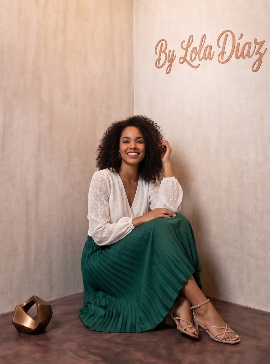 elegante blusa blanca de plumeti con escote en V cruzado, cintura drapeada y mangas largas abullonadas