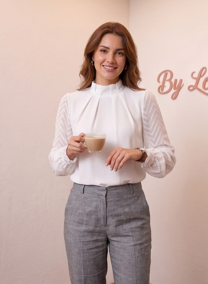 Blusa elegante de cuello alto perkins con pliegues frontales y mangas largas semitransparentes de gasa con estampado geométrico en chevron