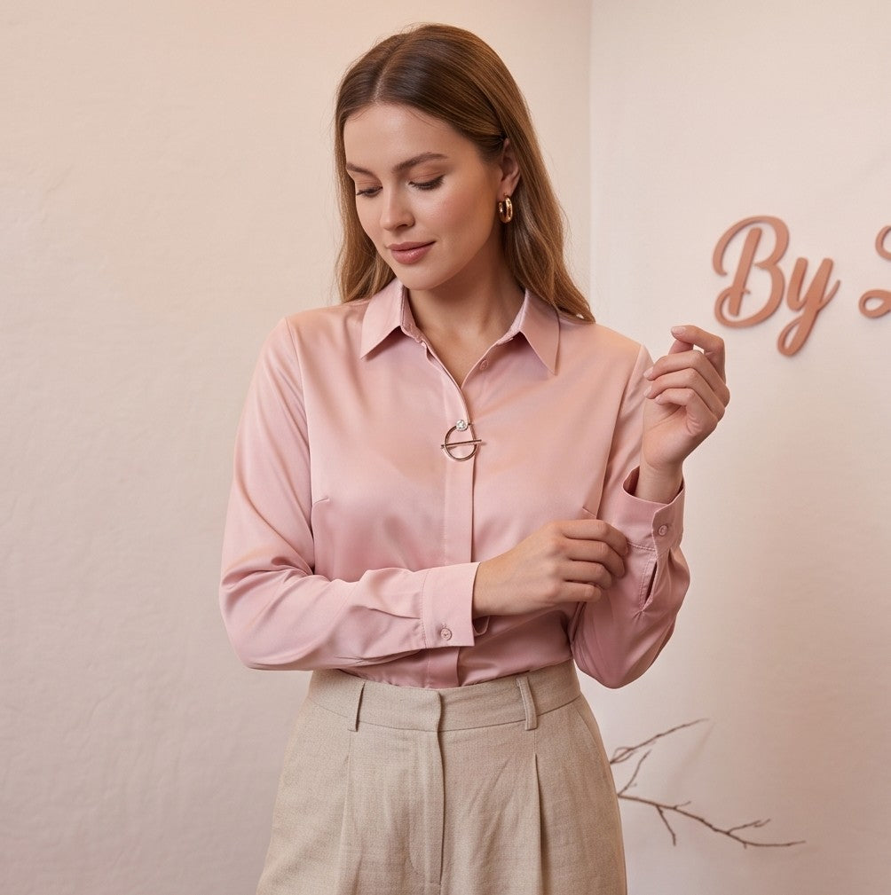 blusa elegante de manga larga con cuello solapa y escote en V con aplique dorado, combinada en color azul y negro con falda y pantalón en lookbook urbano.