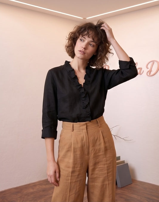 Blusa para mujer con escote en pico, detalle de volantes en el pecho y manga francesa con vuelta.