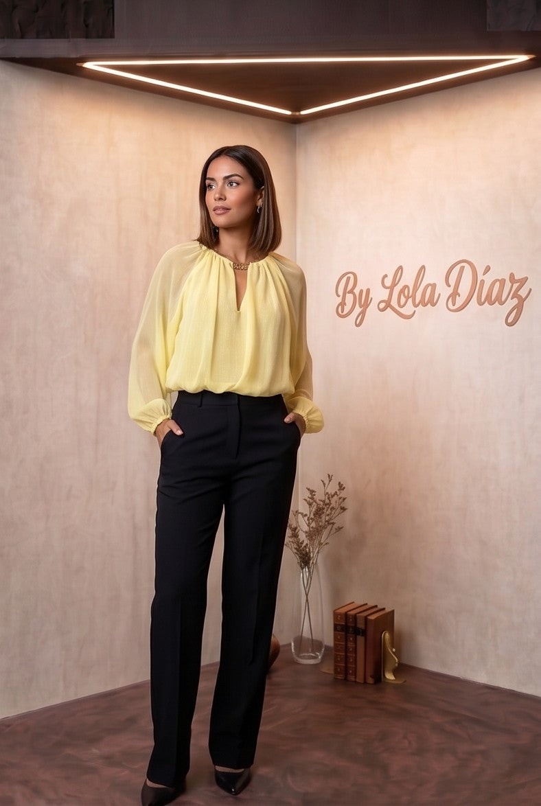 blusa fluida de gasa en tono amarillo pastel con escote en V fruncido, mangas largas abullonadas y detalle en la espalda