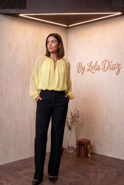 blusa fluida de gasa en tono amarillo pastel con escote en V fruncido, mangas largas abullonadas y detalle en la espalda