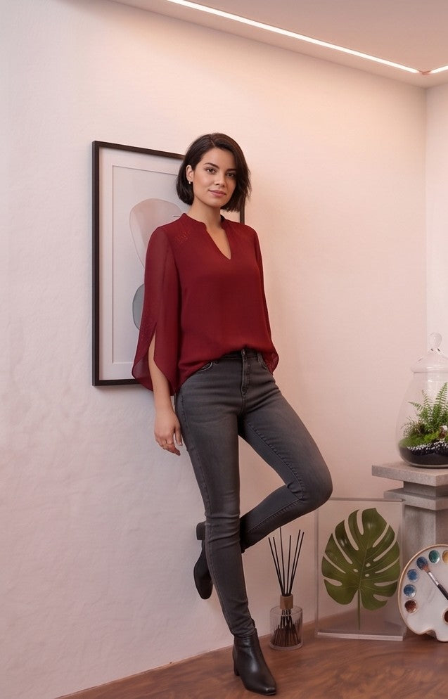 Blusa de gasa vaporosa para mujer con escote en pico, cuello mao y mangas tres cuartos acampanadas con abertura lateral, disponible en negro, turquesa, rosa empolvado, azul eléctrico, ciruela y burdeos.