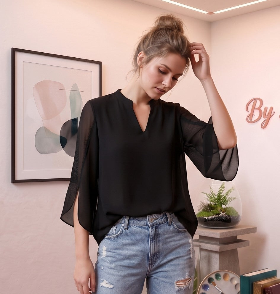 Blusa de gasa vaporosa para mujer con escote en pico, cuello mao y mangas tres cuartos acampanadas con abertura lateral, disponible en negro, turquesa, rosa empolvado, azul eléctrico, ciruela y burdeos.