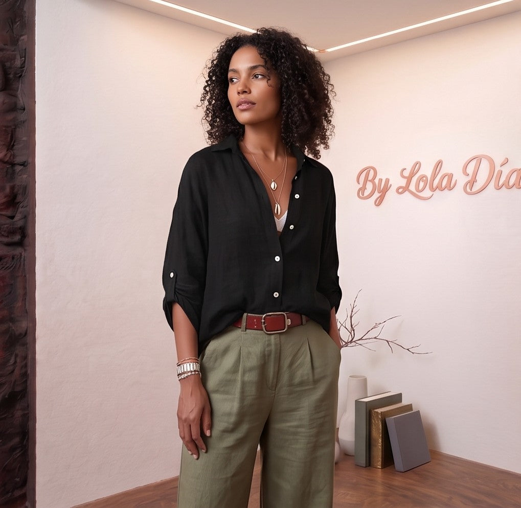 blusa de lino rosa pastel de manga corta fruncida y escote en V, combinada con pantalones blancos de talle alto. La blusa es fluida y fresca