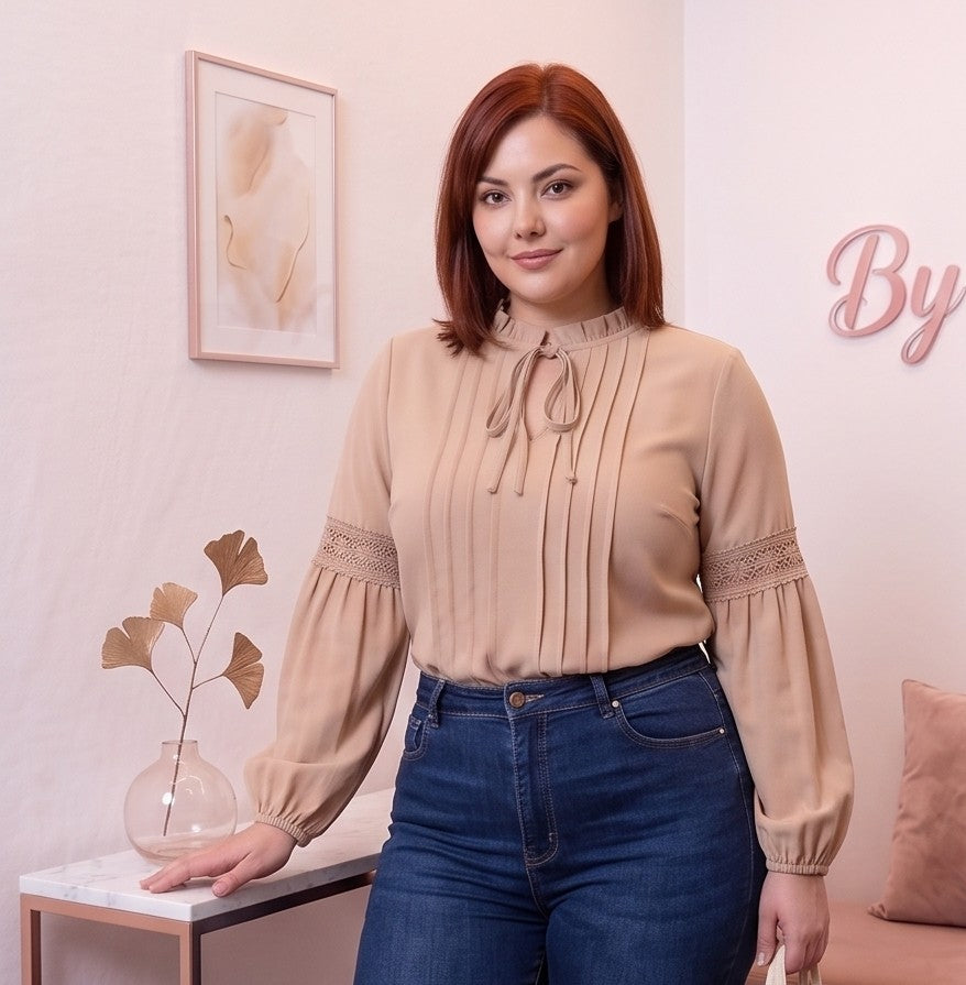 Blusa elegante de manga larga abullonada con detalle de encaje calado, pechera plisada y cuello fruncido con lazo ajustable, disponible en color blanco y beige caqui