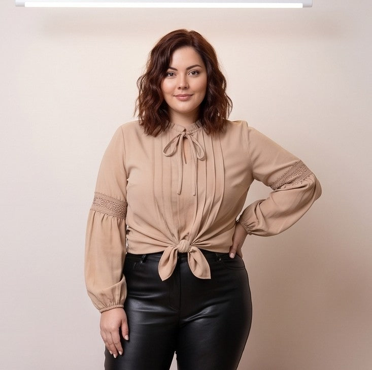 Blusa elegante de manga larga abullonada con detalle de encaje calado, pechera plisada y cuello fruncido con lazo ajustable, disponible en color blanco y beige caqui