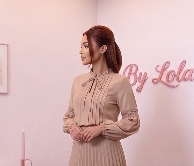 Blusa elegante de manga larga abullonada con detalle de encaje calado, pechera plisada y cuello fruncido con lazo ajustable, disponible en color blanco y beige caqui