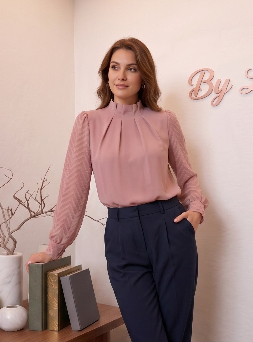 Blusa elegante de cuello alto perkins con pliegues frontales y mangas largas semitransparentes de gasa con estampado geométrico en chevron