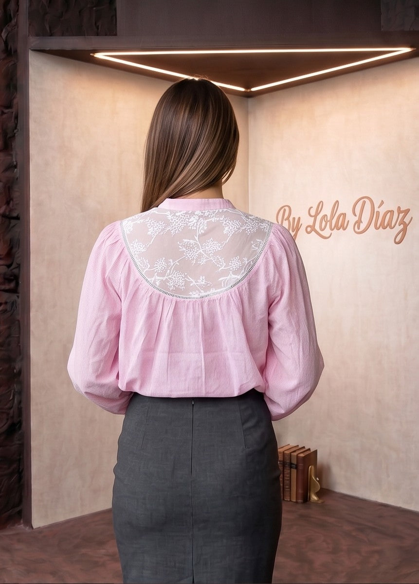 Blusa rosa claro para mujer con estampado fino de rayas diplomáticas, pechera y espalda con bordado floral blanco calado y cuello mao con botones frontales.